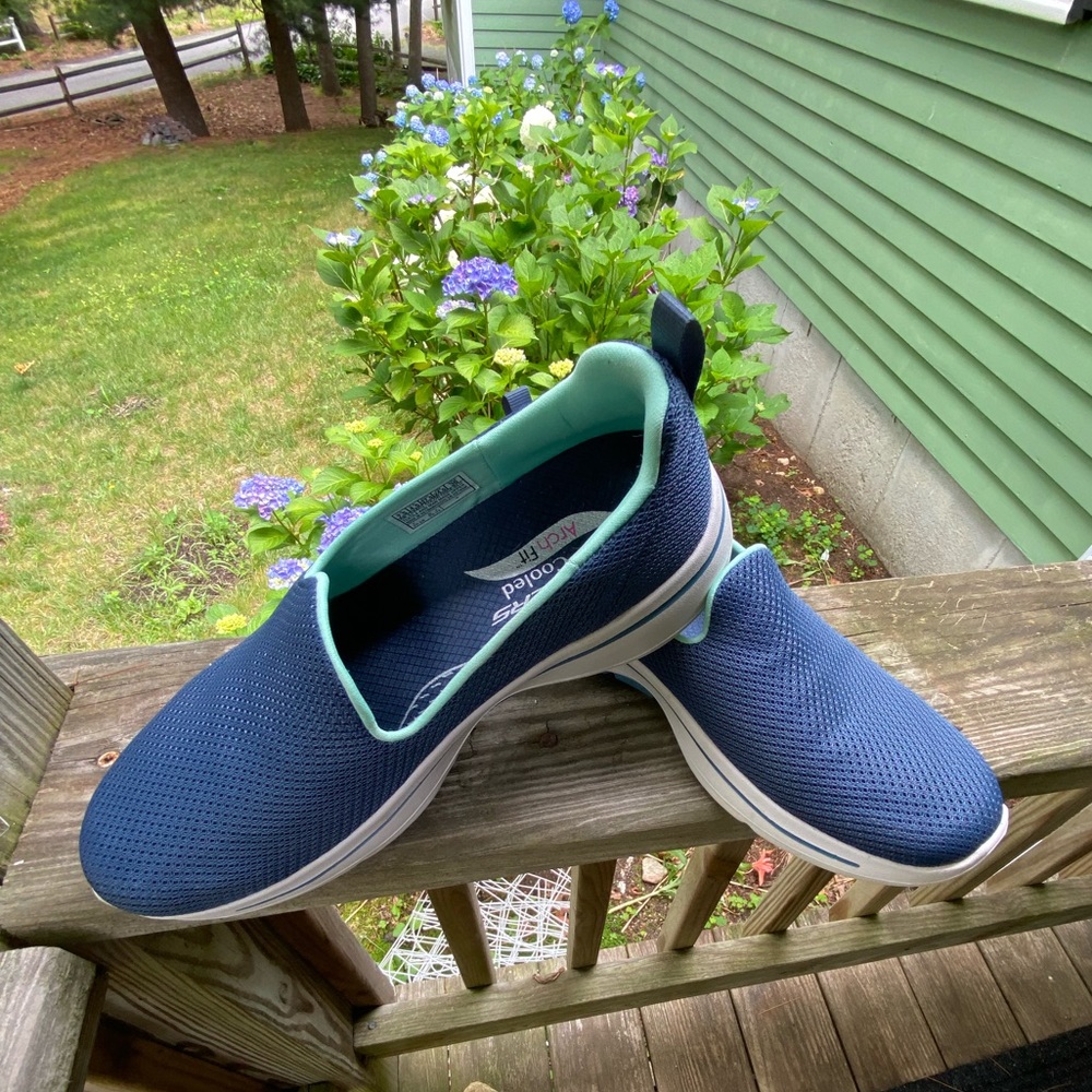 Sketchers GoWalk slides size 7.5, blue w/teal trim